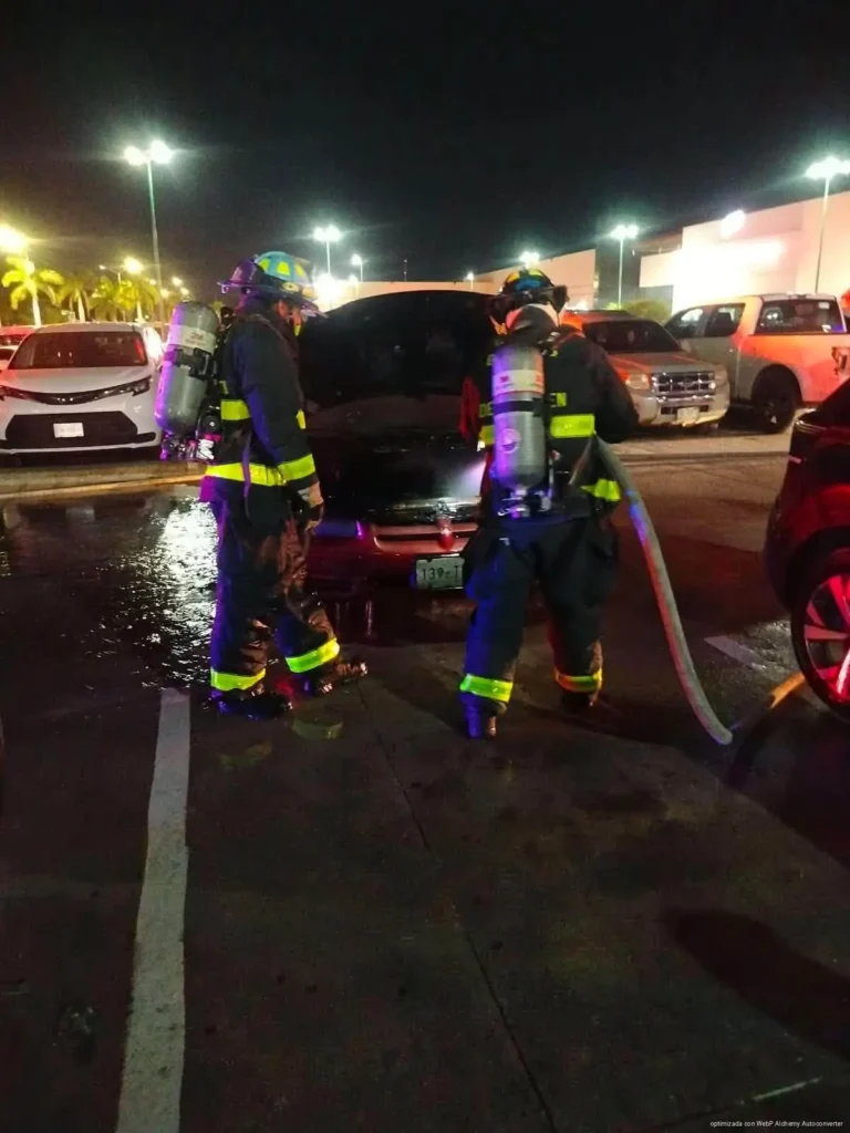 Incendio de vehículo moviliza a Bomberos en Plaza Las Américas de Playa del Carmen