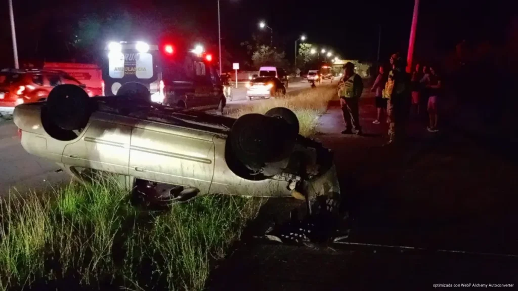 Motociclista provoca maniobra y termina en volcadura en Playa del Carmen