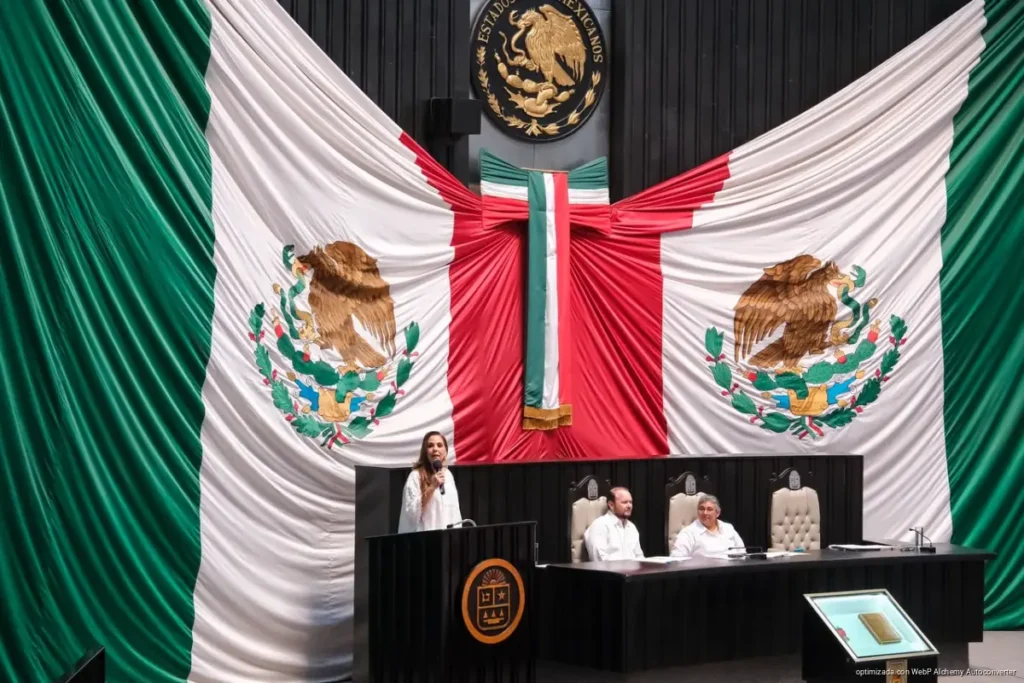 Mara Lezama entrega Medalla María Petrona Uicab a la investigadora maya Deira Patricia Jiménez Balam 