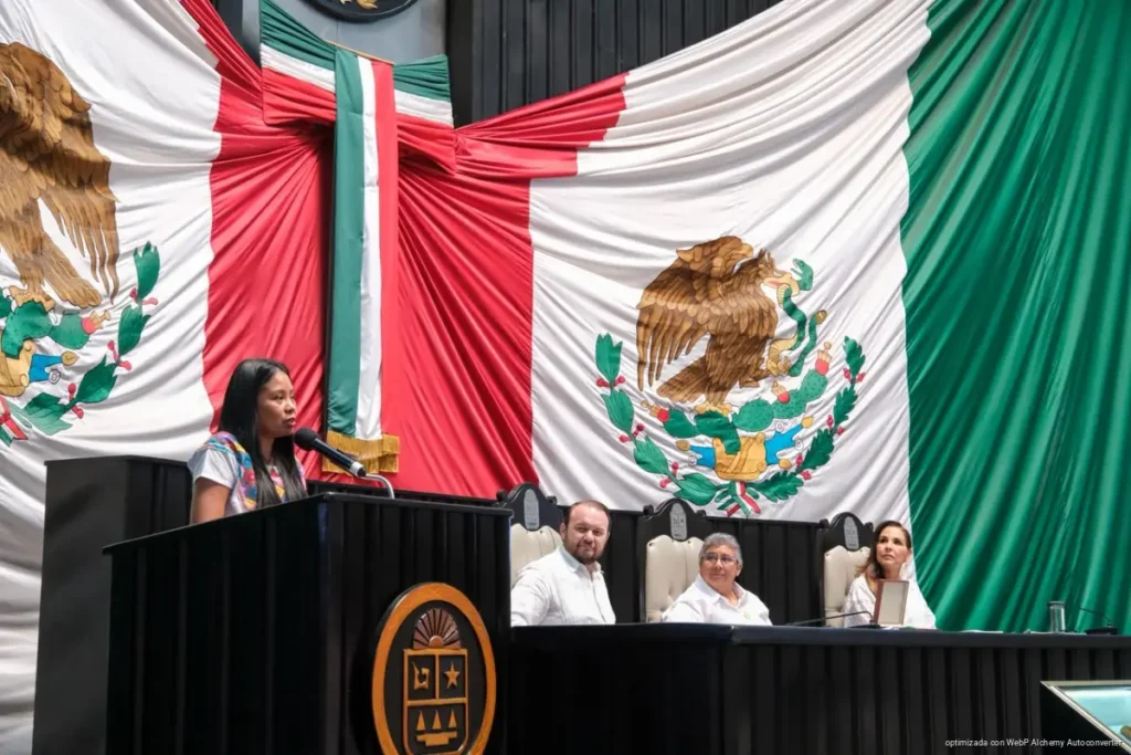 Mara Lezama entrega Medalla María Petrona Uicab a la investigadora maya Deira Patricia Jiménez Balam 