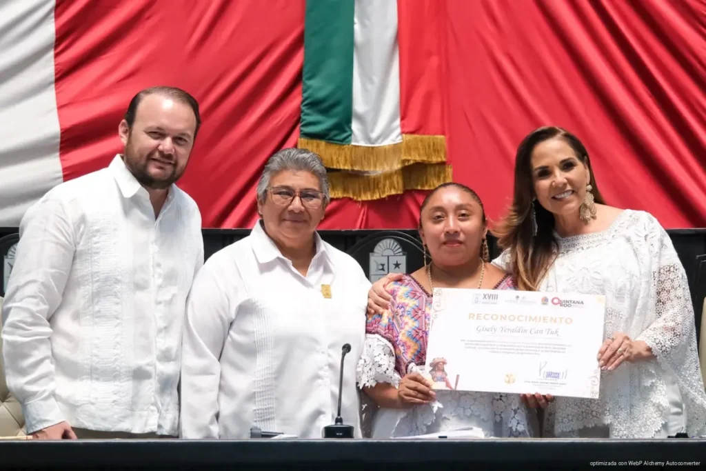Mara Lezama entrega Medalla María Petrona Uicab a la investigadora maya Deira Patricia Jiménez Balam 