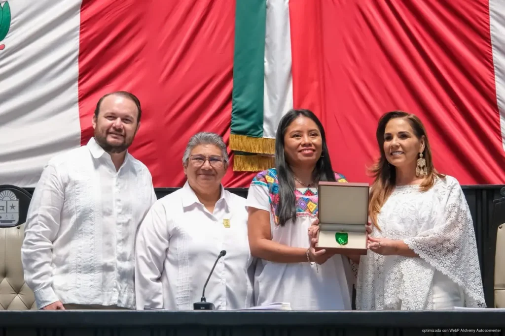 Mara Lezama entrega Medalla María Petrona Uicab a la investigadora maya Deira Patricia Jiménez Balam 