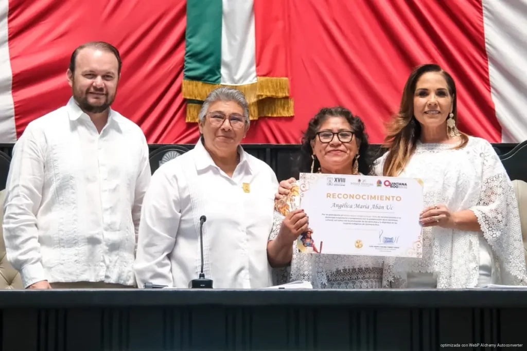 Mara Lezama entrega Medalla María Petrona Uicab a la investigadora maya Deira Patricia Jiménez Balam 