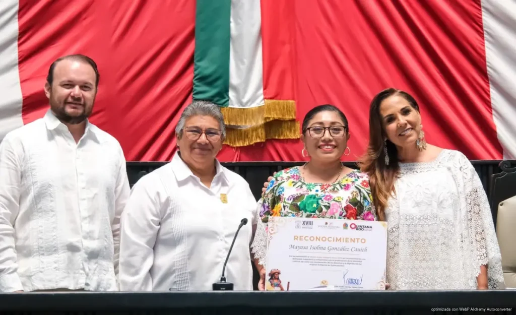 Mara Lezama entrega Medalla María Petrona Uicab a la investigadora maya Deira Patricia Jiménez Balam 