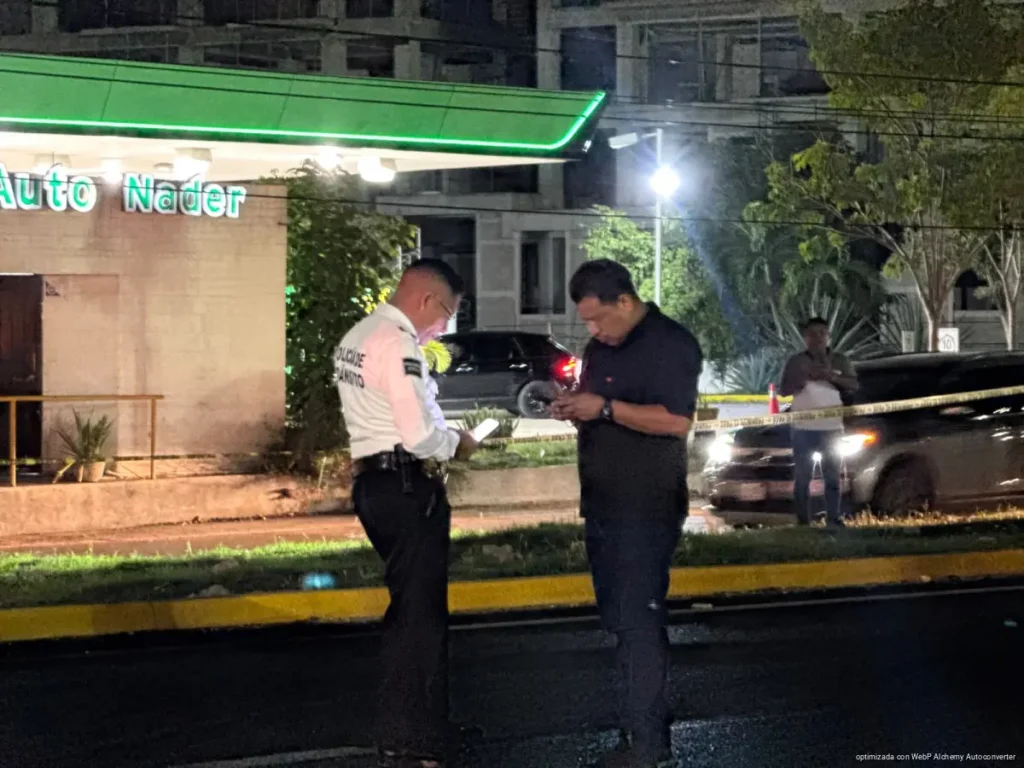 Huye conductor tras atropellar a un peatón en el bulevar Colosio de Cancún