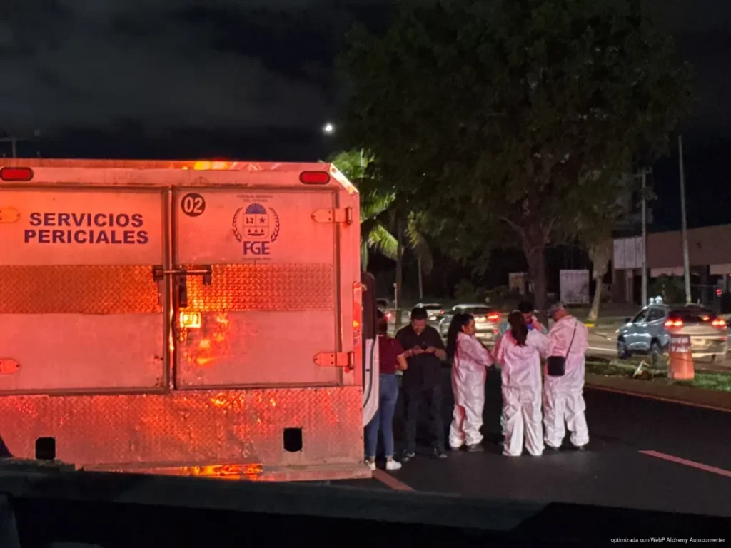 Huye conductor tras atropellar a un peatón en el bulevar Colosio de Cancún