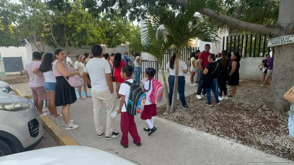 Salud municipal lleva talleres de adicciones y salud mental a 18 escuelas de Playa del Carmen Salud municipal lleva talleres de adicciones y salud mental a 18 escuelas de Playa del Carmen