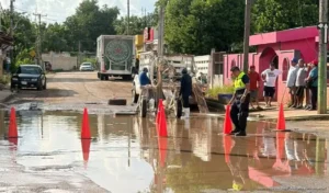Vecinos de Lázaro Cárdenas profundizan pozos de absorción para frenar inundaciones en calle Reforma