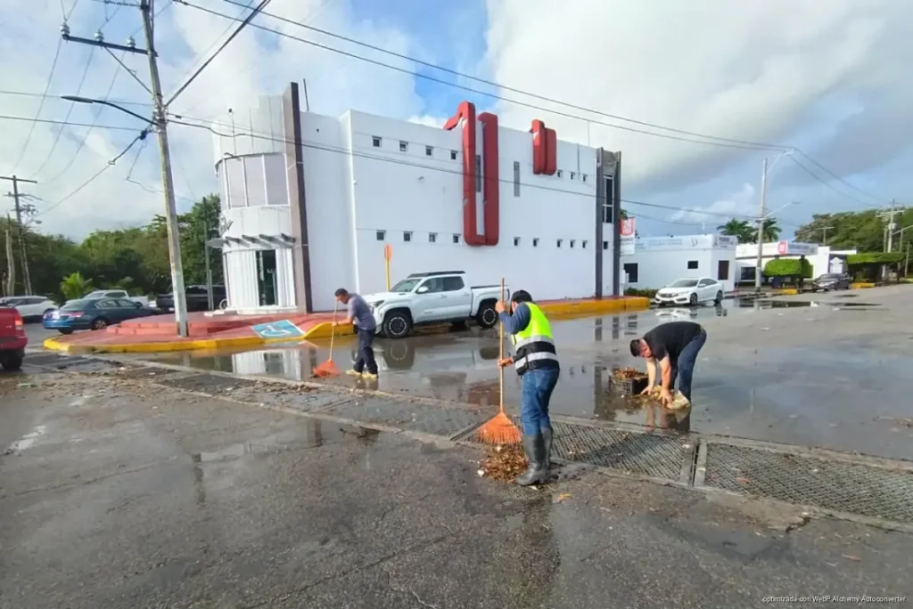 Lluvias activan brigadas en distintos sectores de Chetumal