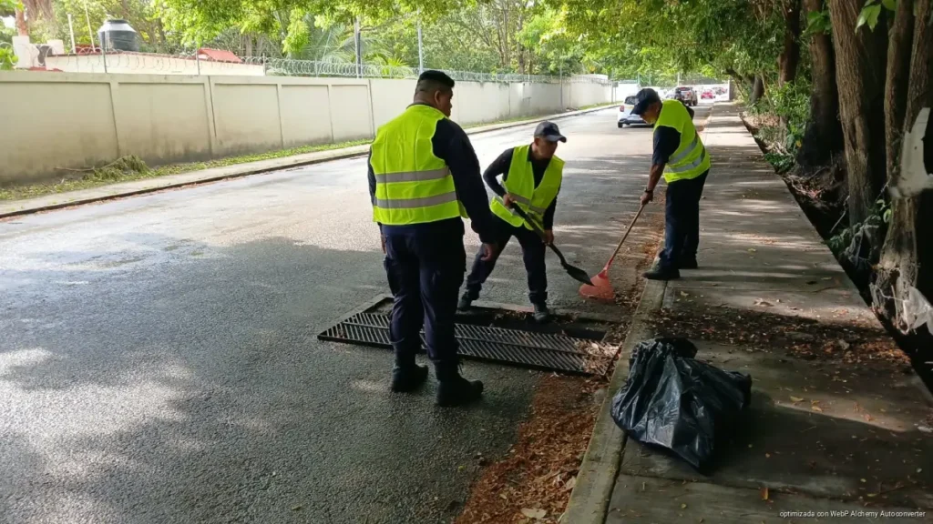 Lluvias activan brigadas en distintos sectores de Chetumal Lluvias activan brigadas en distintos sectores de Chetumal