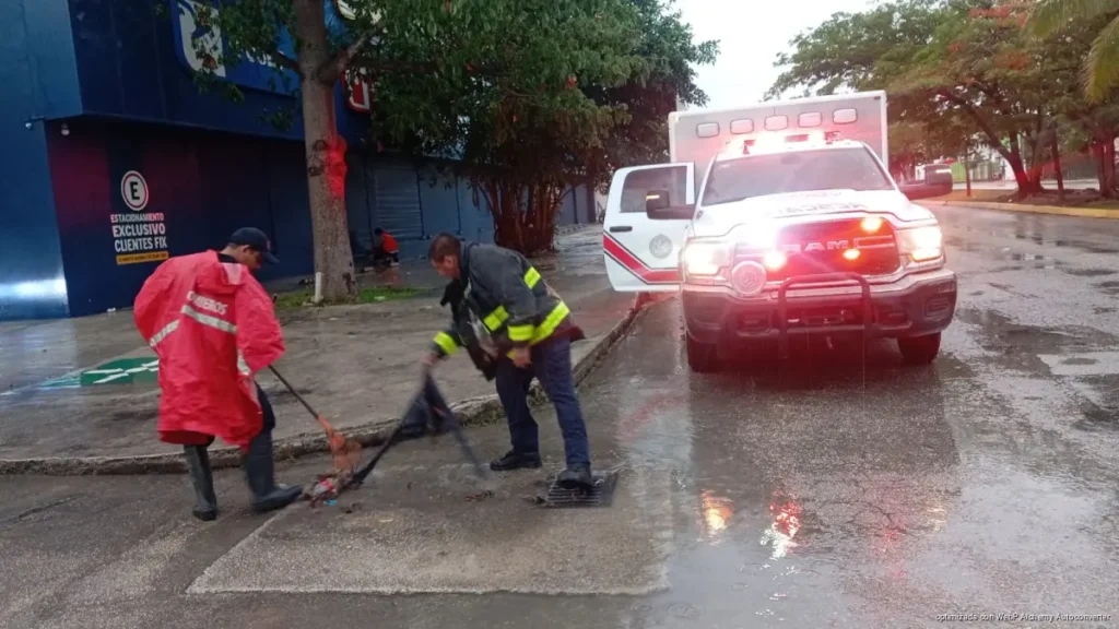 Lluvias mantienen operativo activo en Playa del Carmen por encharcamientos y fallas urbanas Lluvias mantienen operativo activo en Playa del Carmen por encharcamientos y fallas urbanas