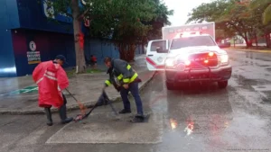 Lluvias mantienen operativo activo en Playa del Carmen por encharcamientos y fallas urbanas