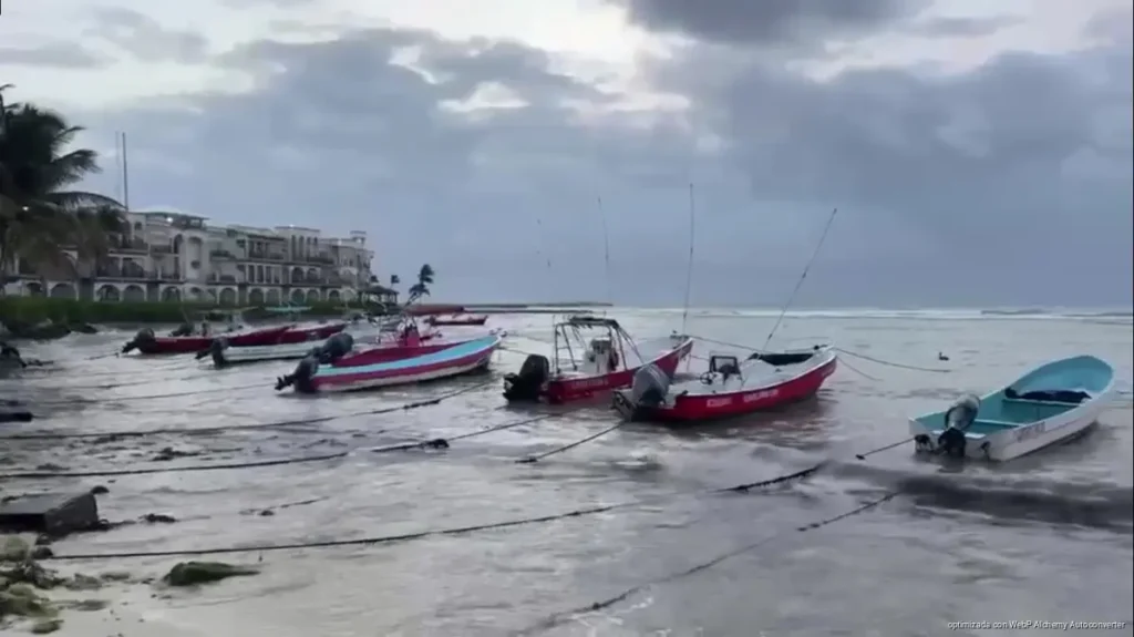 Lluvias dejan daños materiales y anegamientos en Bacalar Lluvias dejan daños materiales y anegamientos en Bacalar