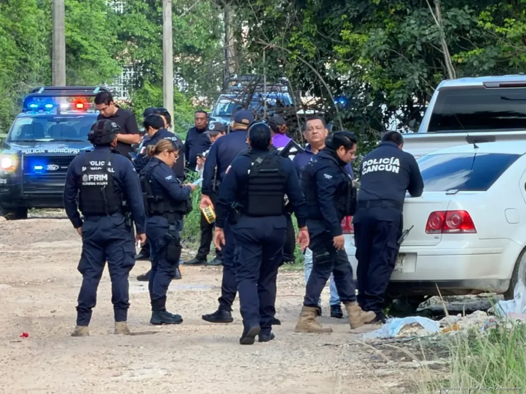 Mujer localizada sin vida fue encontrada en un camino de terracería de Cancún; autoridades investigan y buscan establecer su identidad.