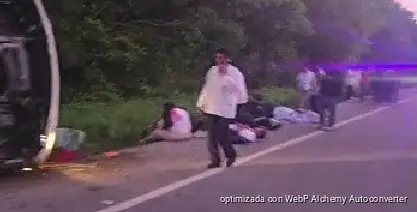 Volcadura de autobús deja decenas de heridos cerca del aeropuerto de Tulum