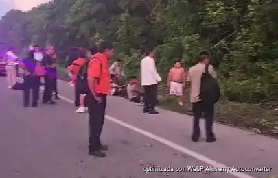 Volcadura de autobús deja decenas de heridos cerca del aeropuerto de Tulum