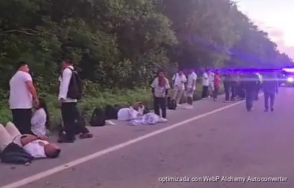 Volcadura de autobús deja decenas de heridos cerca del aeropuerto de Tulum