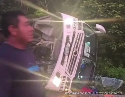 Volcadura de autobús deja decenas de heridos cerca del aeropuerto de Tulum