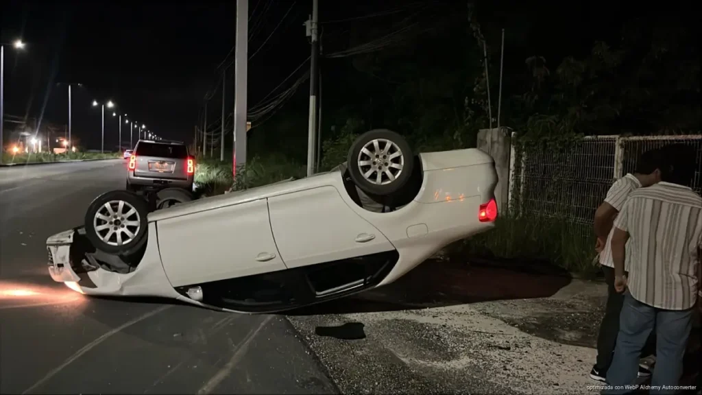 Conductor termina detenido tras choque y volcadura en la carretera Cancún–Puerto Morelos
