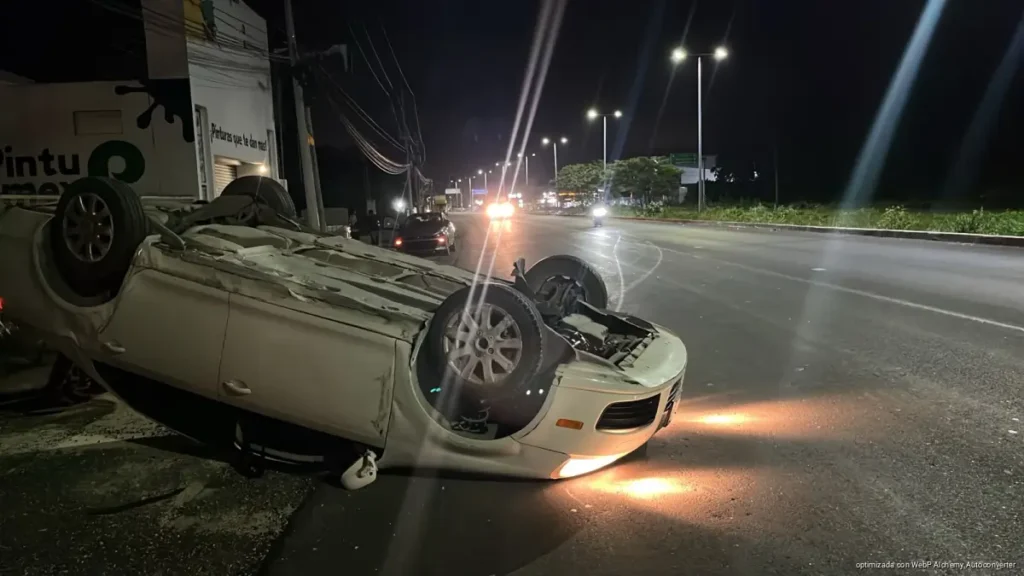 Conductor termina detenido tras choque y volcadura en la carretera Cancún–Puerto Morelos