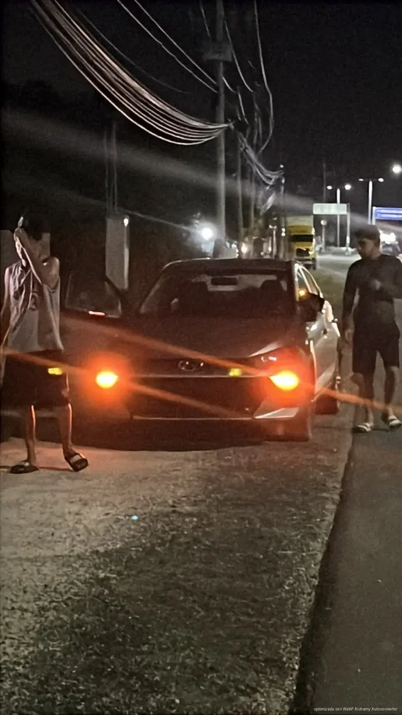 Conductor termina detenido tras choque y volcadura en la carretera Cancún–Puerto Morelos