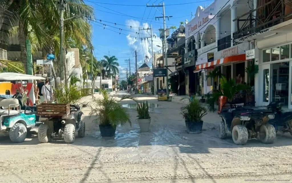 Cierres de calles en Holbox golpean a comercios y complican el acceso a servicios