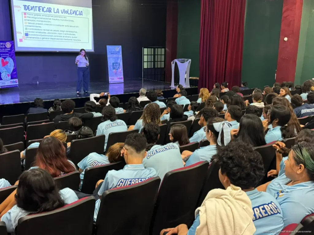 Estudiantes de Playa del Carmen reciben orientación sobre relaciones y decisiones personales