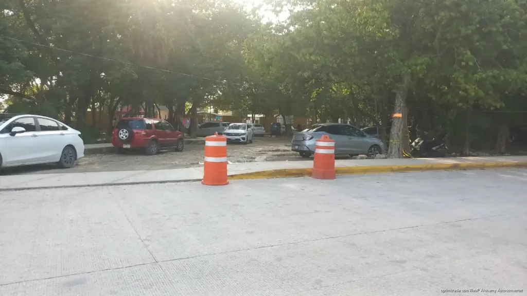 Estacionamiento de policías complica acceso a escuelas en Cancún