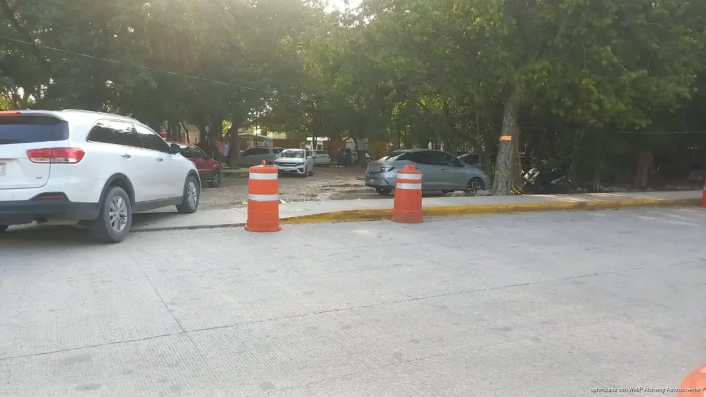 Estacionamiento de policías complica acceso a escuelas en Cancún