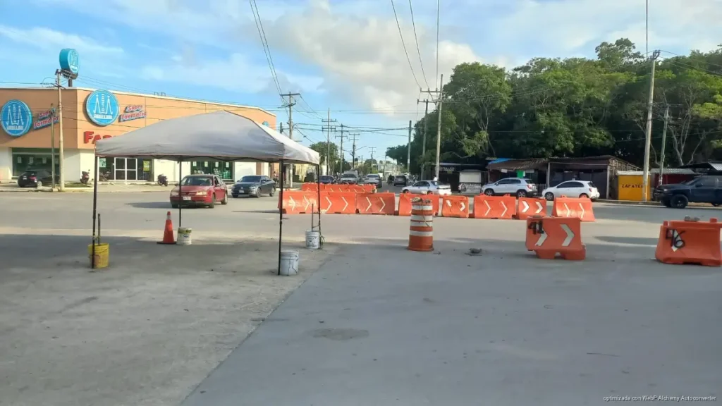Estacionamiento de policías complica acceso a escuelas en Cancún