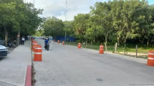 Estacionamiento de policías complica acceso a escuelas en Cancún