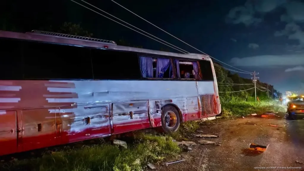 Autobús de trabajadores choca en Mayakobá y deja siete lesionados