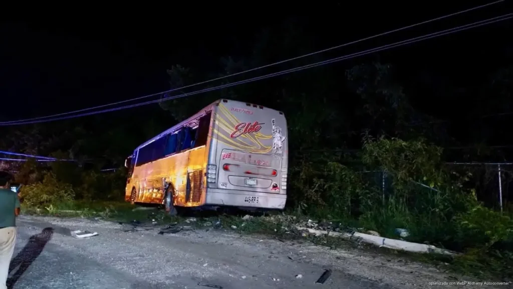 Autobús de trabajadores choca en Mayakobá y deja siete lesionados