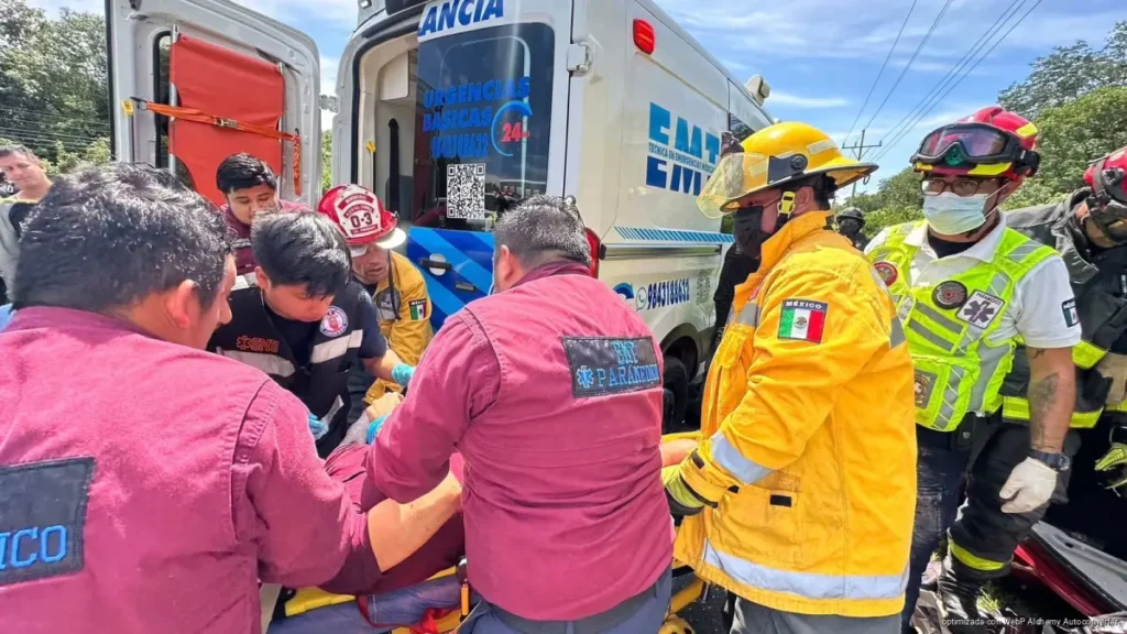 Choque rumbo a Puerto Aventuras deja a un conductor atrapado y dos lesionados