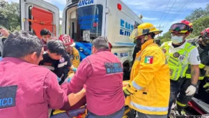 Choque rumbo a Puerto Aventuras deja a un conductor atrapado y dos lesionados