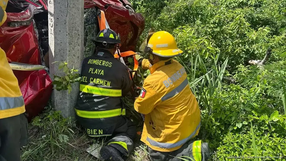 Choque rumbo a Puerto Aventuras deja a un conductor atrapado y dos lesionados