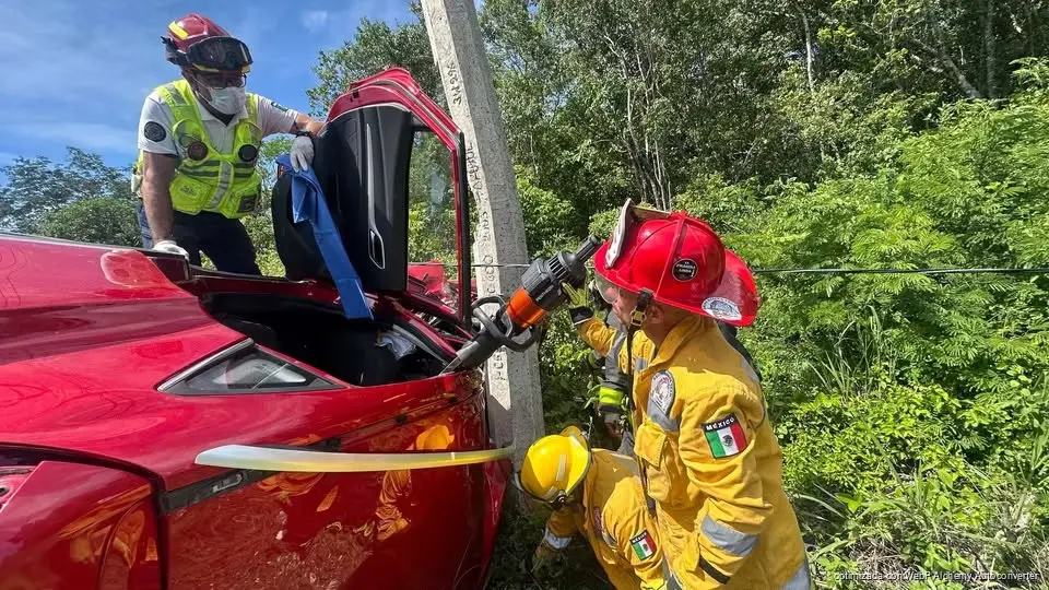 Choque rumbo a Puerto Aventuras deja a un conductor atrapado y dos lesionados