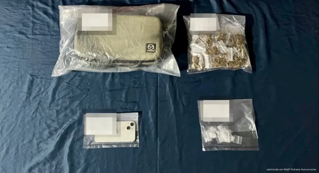 Aseguran 65 bolsitas de presuntas drogas durante revisión a un adolescente en Cancún