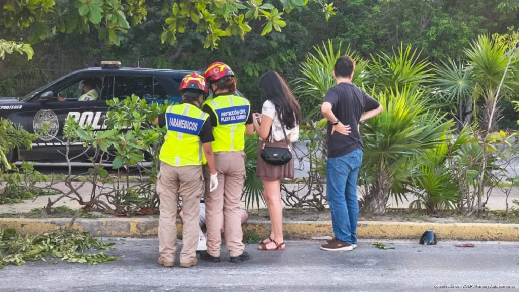 Mini Cooper vuelca en Playa del Carmen tras chocar contra el camellón