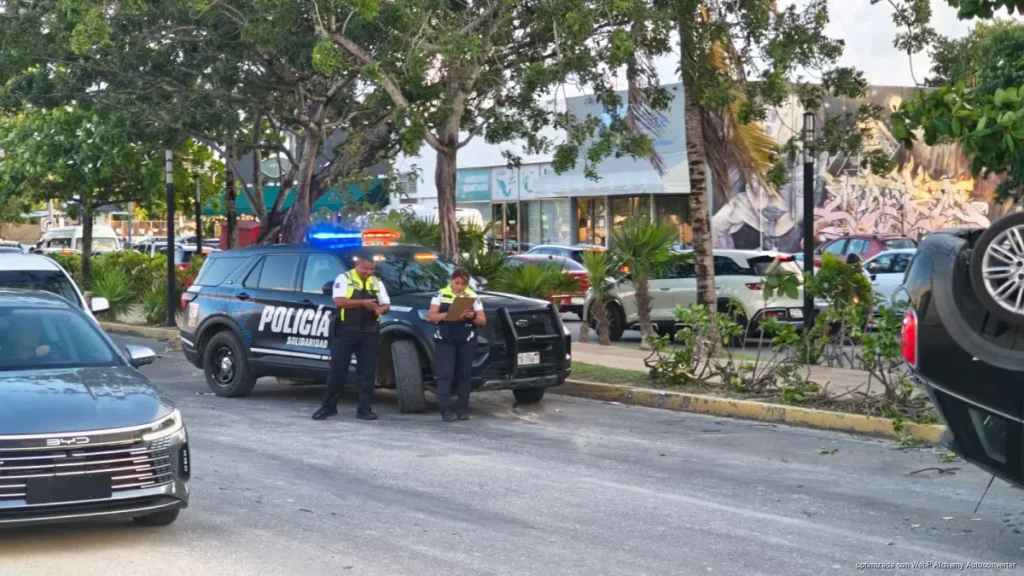 Mini Cooper vuelca en Playa del Carmen tras chocar contra el camellón