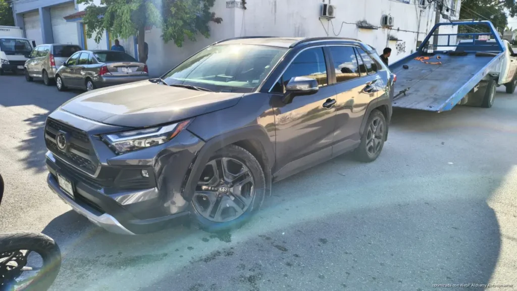 Motociclista resulta lesionado en choque con camioneta en Playa del Carmen