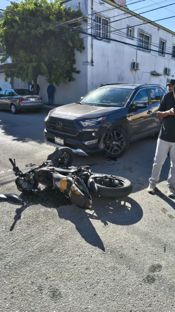 Motociclista resulta lesionado en choque con camioneta en Playa del Carmen