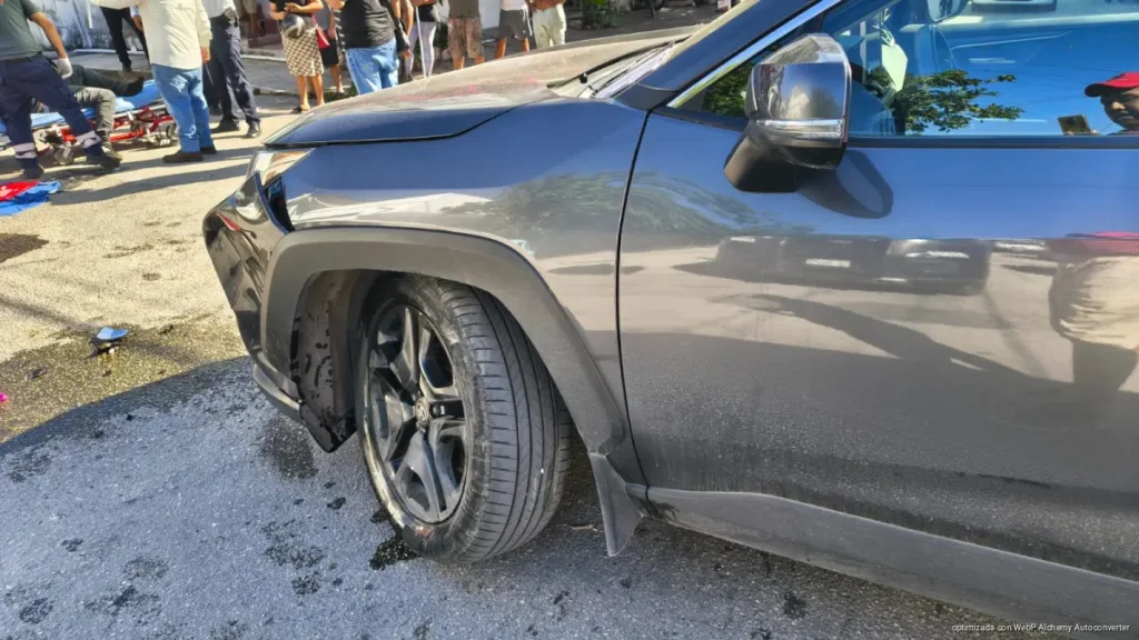 Motociclista resulta lesionado en choque con camioneta en Playa del Carmen