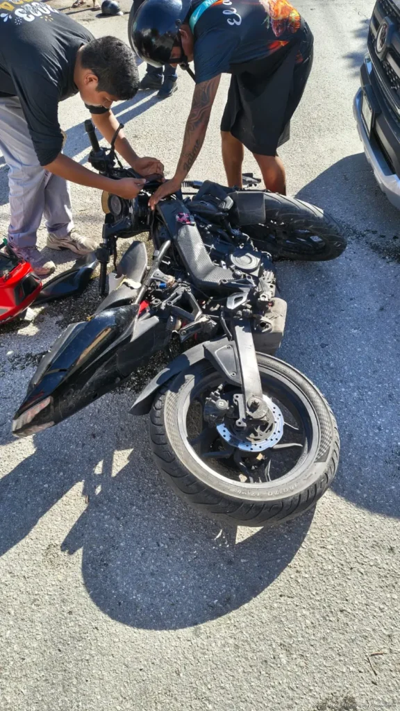 Motociclista resulta lesionado en choque con camioneta en Playa del Carmen