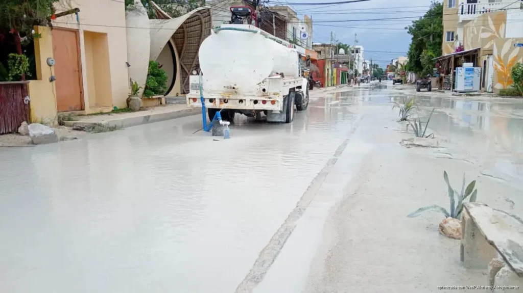 Lluvias complican el tránsito en Holbox y obligan a reforzar labores de achique Lluvias complican el tránsito en Holbox y obligan a reforzar labores de achique