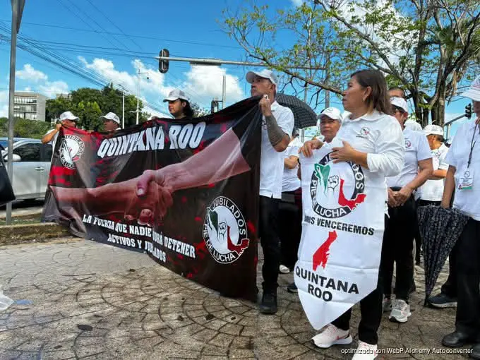 Marchan trabajadores del IMSS en Cancún para exigir aumento salarial del 10%