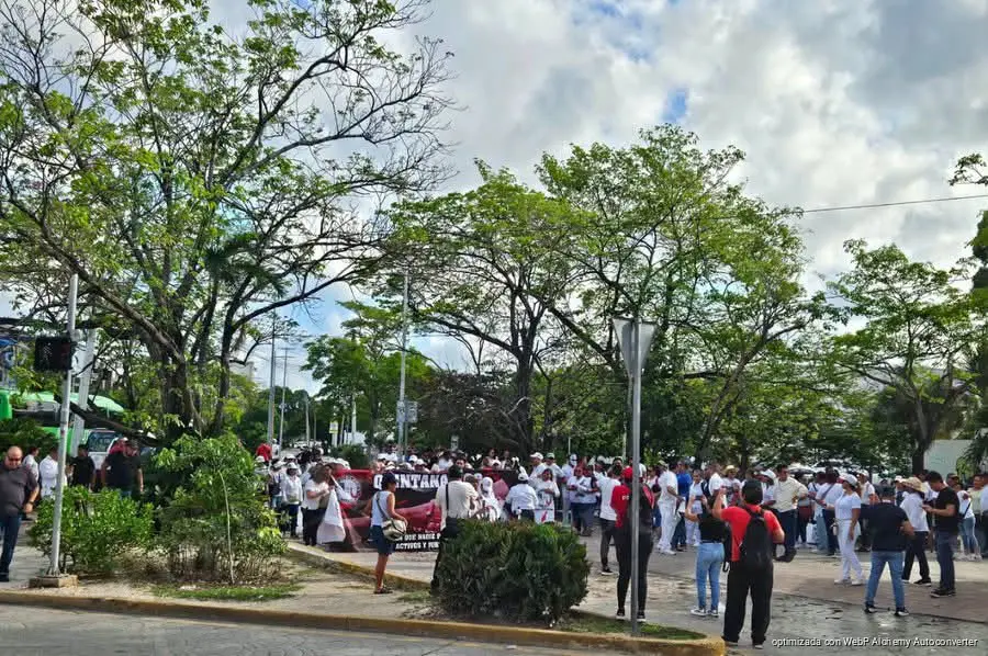 Marchan trabajadores del IMSS en Cancún para exigir aumento salarial del 10%