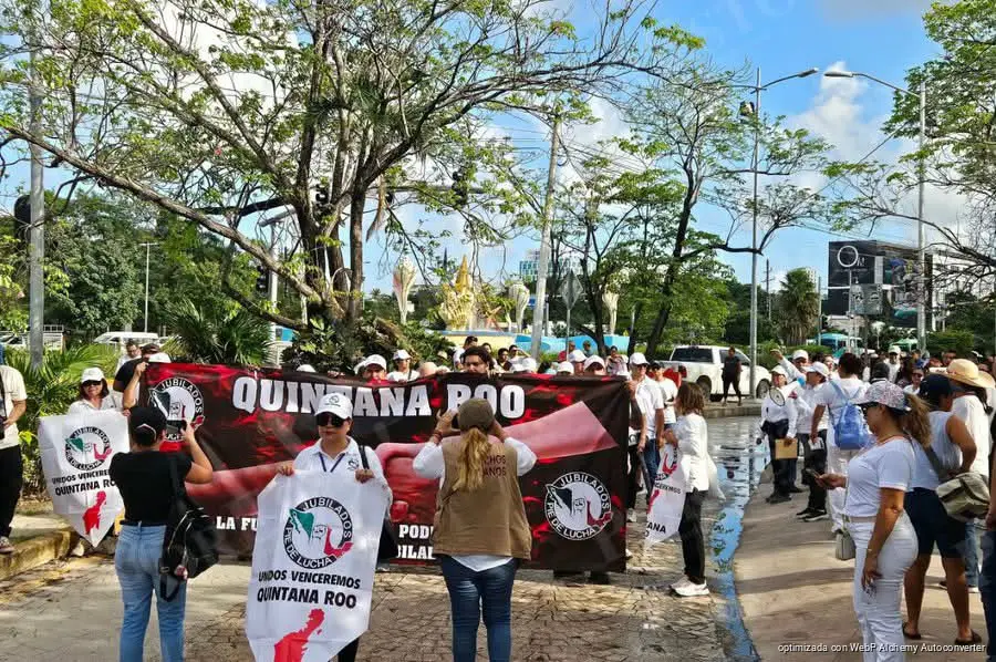 Marchan trabajadores del IMSS en Cancún para exigir aumento salarial del 10%