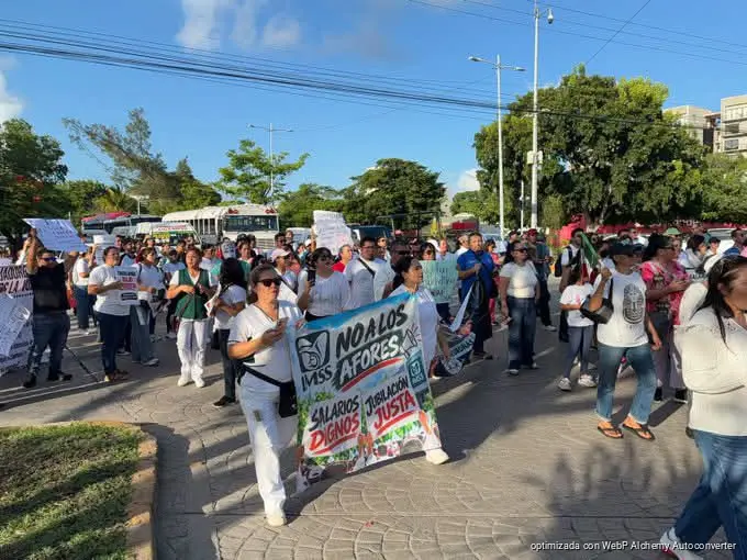 Marchan trabajadores del IMSS en Cancún para exigir aumento salarial del 10%