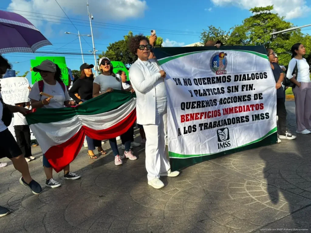 Marchan trabajadores del IMSS en Cancún para exigir aumento salarial del 10%